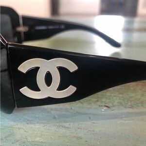 CHANEL Sleek Black Eyewear